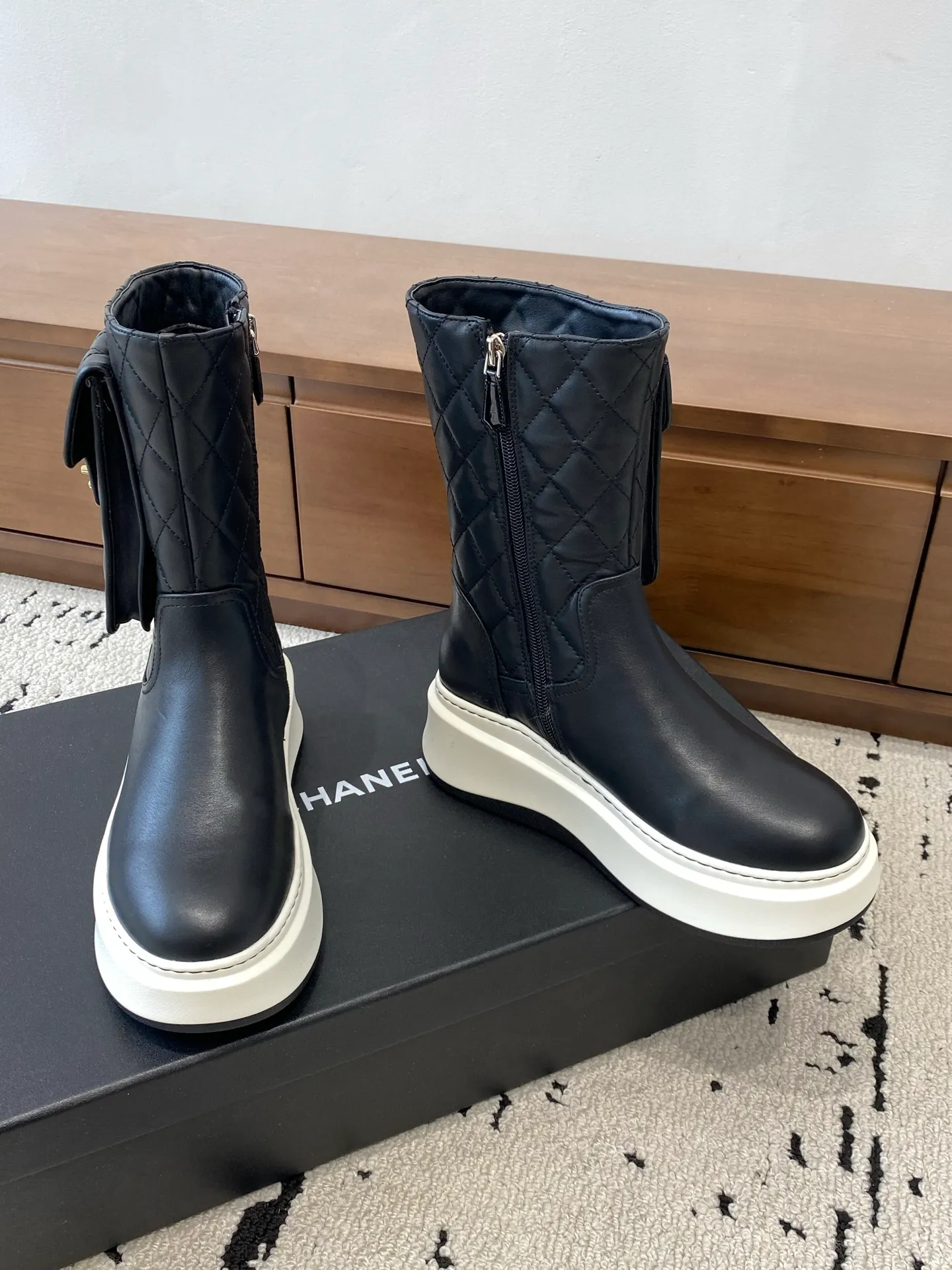👟👟Ex-factory price 840👟👟 CHANEL 2025s autumn and winter series thick-soled high short boots, high and short are made of imported cowhide respectively, with an additional height of 5cm to show leg length. The boots follow Chanel's classic rhombus pattern, plus a small bag that can be opened to carry small things. Xiao Meimei especially likes it. This is a hot style created by Chanel this autumn and winter. With the traditional inner zipper, it is easy to put on the feet and super comfortable. It is a must-have for this autumn and winter. Upper material: imported cowhide with rhombus microfiber, washed denim ❤︎ Consistently authentic ❤︎ Outsole: original Italian TPU foam outsole Number of yards: 35-40 (40 is custom-made, non-refundable and non-exchangeable) Buy now👉 Buy now👉